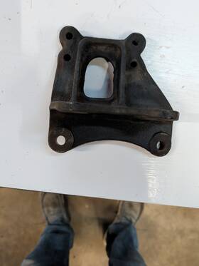 45312-35100 Toyota 1979-85 Pickup 1984-85 4runner 4x4 With Solid Axle Used Steering Gear Mount 45312-35100 Toyota 1979-85 Pickup 1984-85 4runner 4x4 With Solid Axle Used Steering Gear Mount