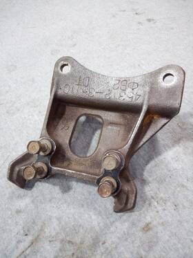 45312-35110 Toyota 1984-1985 Pickup 4wd Solid Axle Steering Gearbox Mount Oem